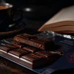chocolat noir bienfaits et mefaits tablette sur table