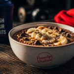 Porridge protéiné chocolat banane sur table sportive