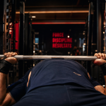 Developpe militaire : muscles sollicites deltoides, triceps et gainage en salle